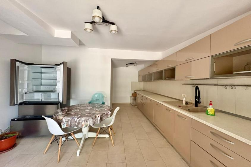 Apartament cu 3 camere semidecomandat, mobilat în Bucureștii Noi