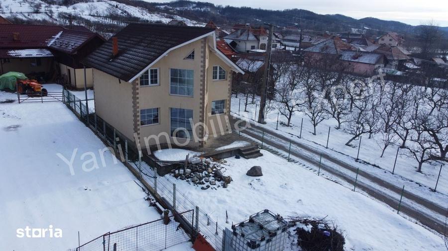 Casă cu 4 camere cu Teren 407 Mp în Țițești