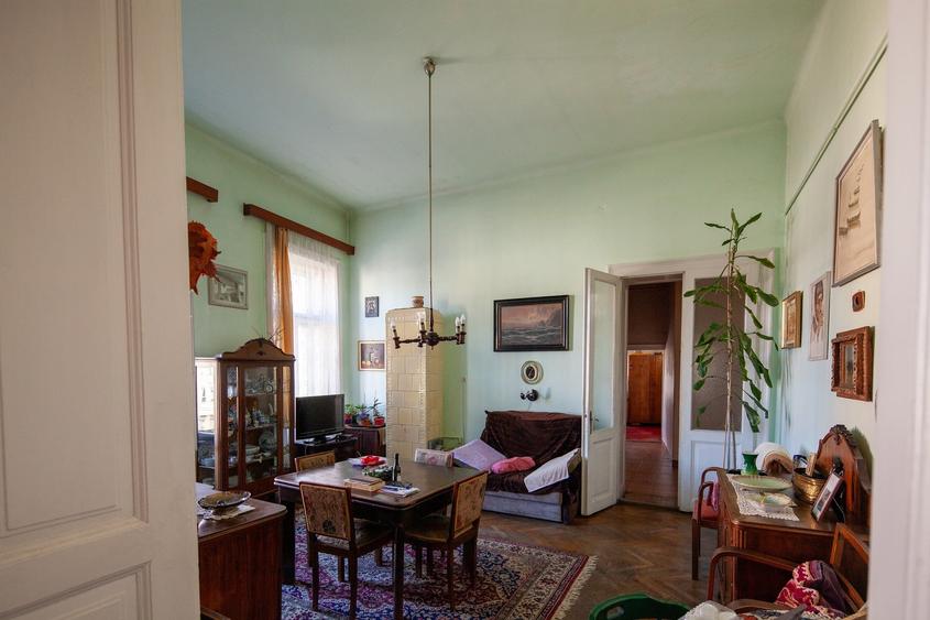 Apartament cu 4 camere decomandat în Central