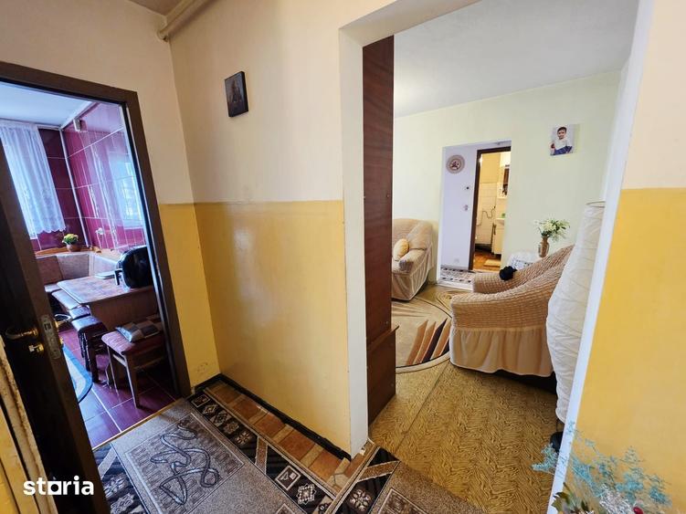 Apartament cu 3 camere semidecomandat, mobilat în Central