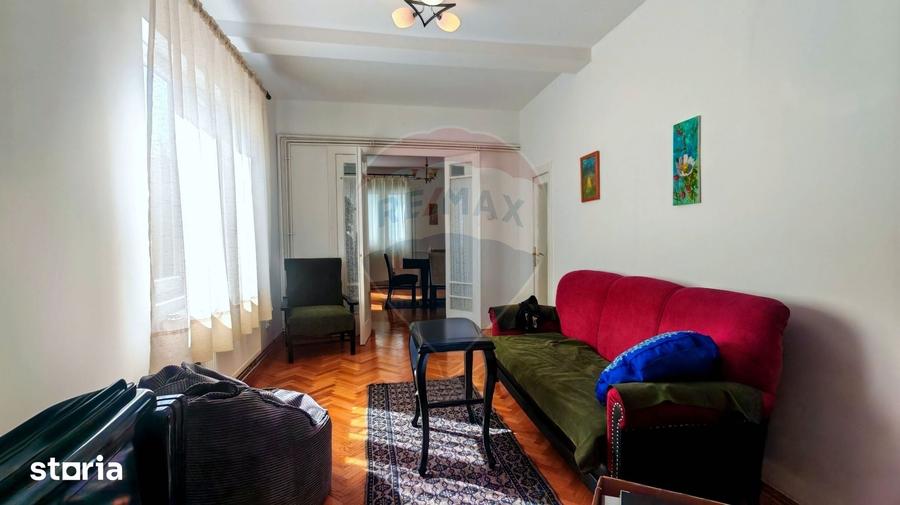 Apartament cu 4 camere semidecomandat în Domenii