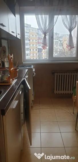 Apartament cu 3 camere semidecomandat în Lujerului