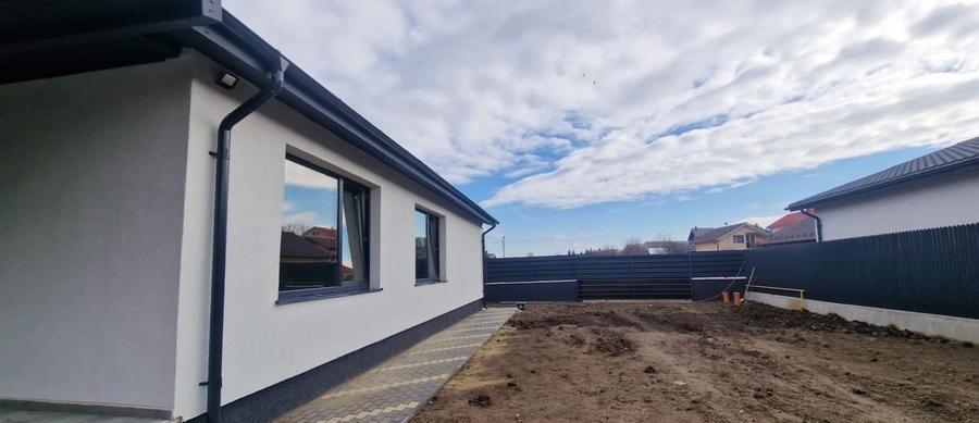Casă individuală cu 4 camere cu Teren 570 Mp în Est