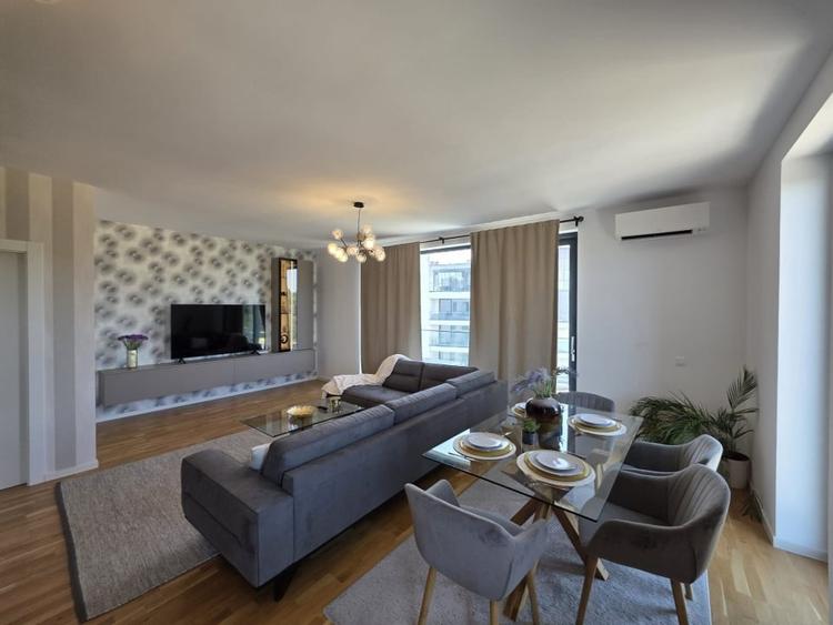 Apartament cu 4 camere decomandat în Băneasa