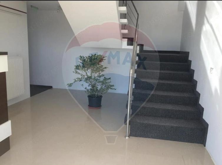 Casă cu 10 camere cu Teren 568 Mp în Corbu