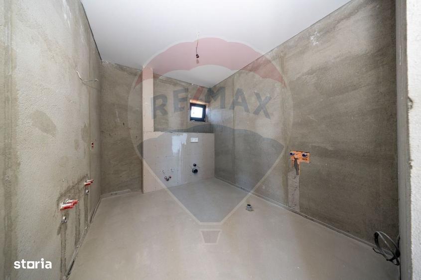 Casă cu 4 camere cu Teren 491 Mp în Noua