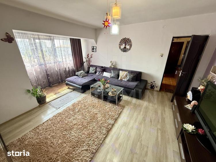 Apartament cu 3 camere semidecomandat în Craiovița Nouă