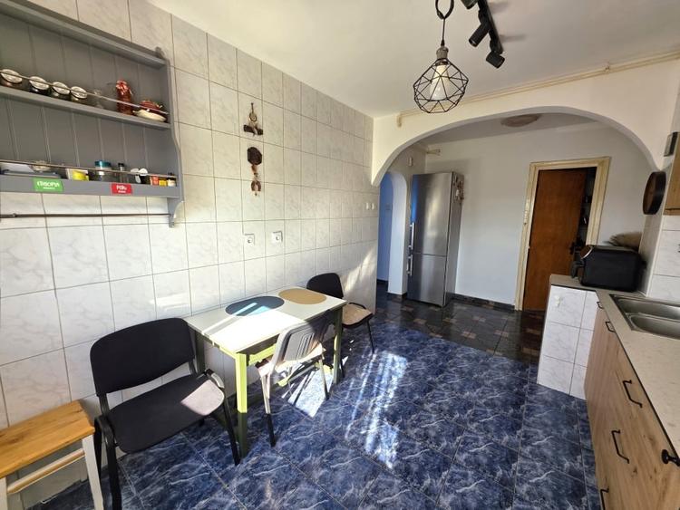 Apartament cu 4 camere semidecomandat în Brâncoveanu
