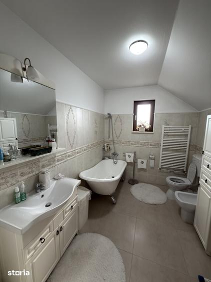 Casă cu 5 camere cu Teren 2400 Mp în Central