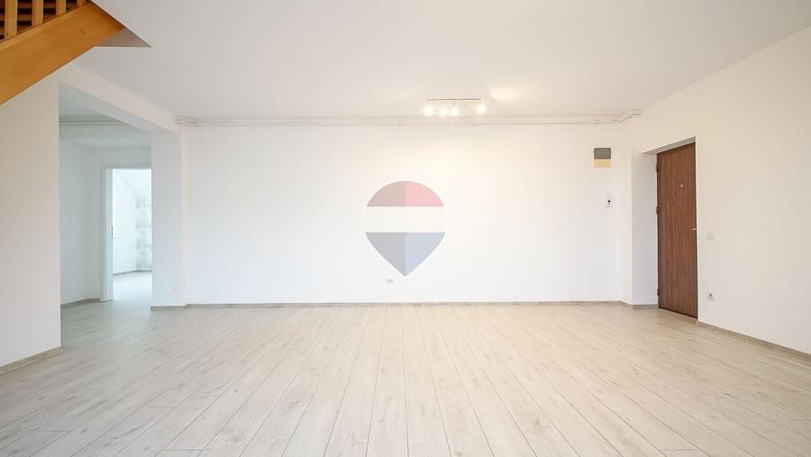 Apartament cu 4 camere decomandat, mobilat în Florilor
