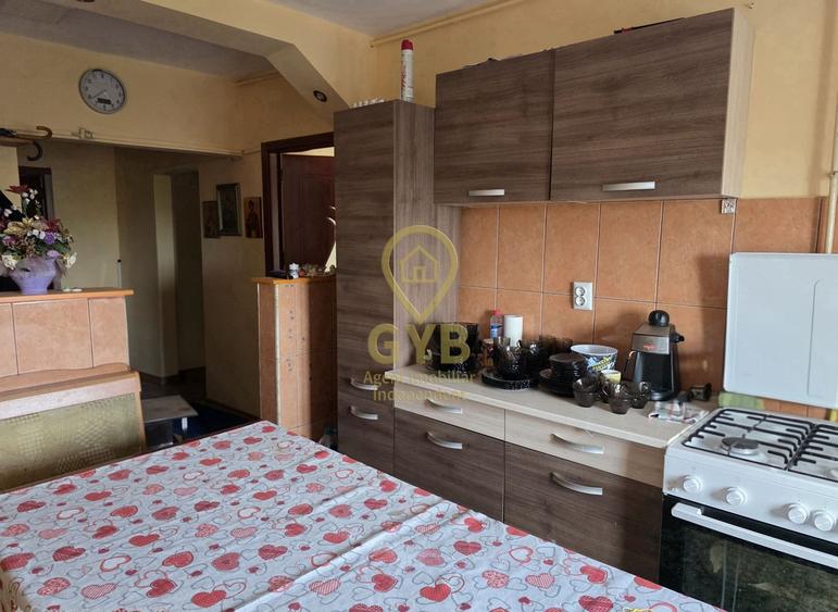 Apartament cu 4 camere decomandat, mobilat în Central