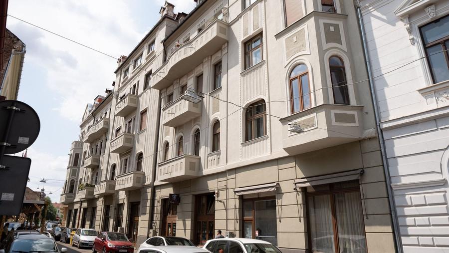 Apartament cu 2 camere semidecomandat, mobilat în Central
