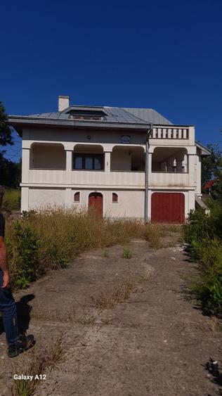Casă cu 4 camere cu Teren 250 Mp în Central