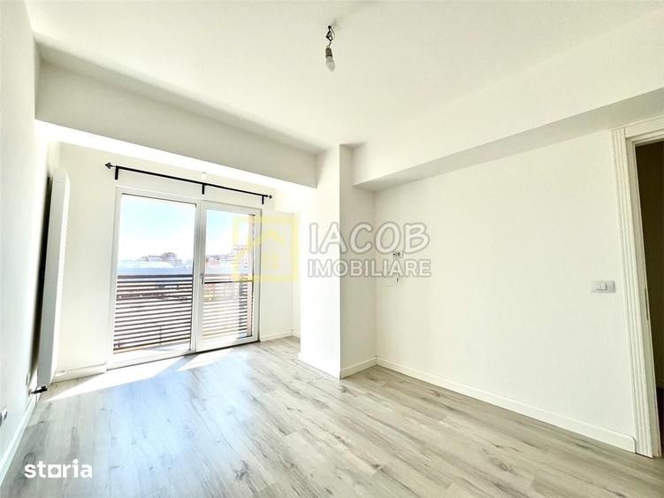 Apartament cu 3 camere semidecomandat în Mioriței