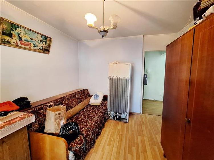 Apartament cu 3 camere semidecomandat în Mioriței