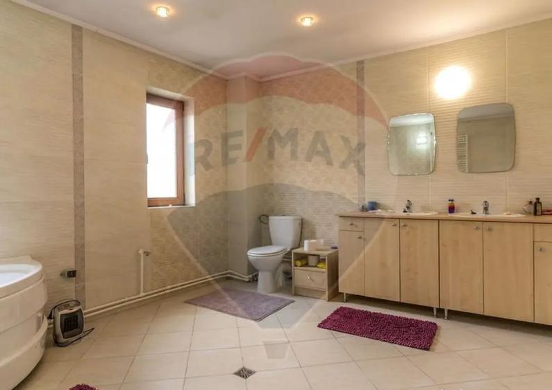Casă cu 6 camere cu Teren 1007 Mp în Central