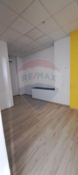 Spațiu comercial, de 83.599998474121 mp, în Est