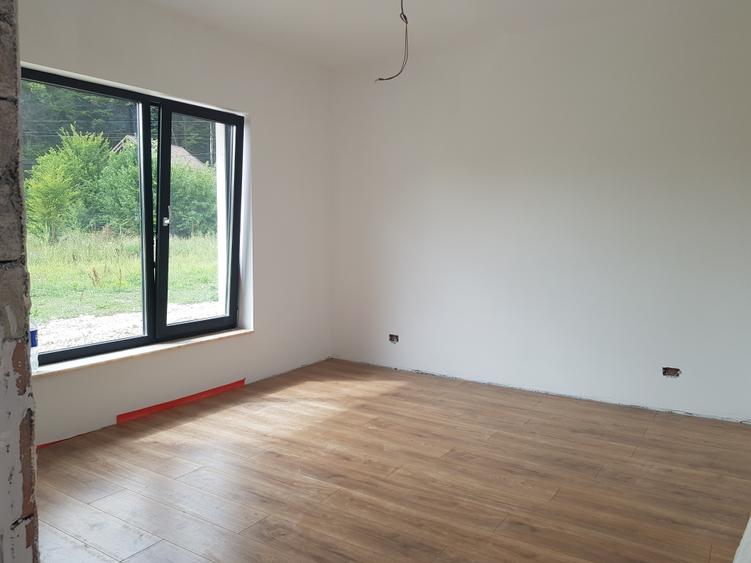 Casă individuală cu 3 camere cu Teren 350 Mp în Uiasca