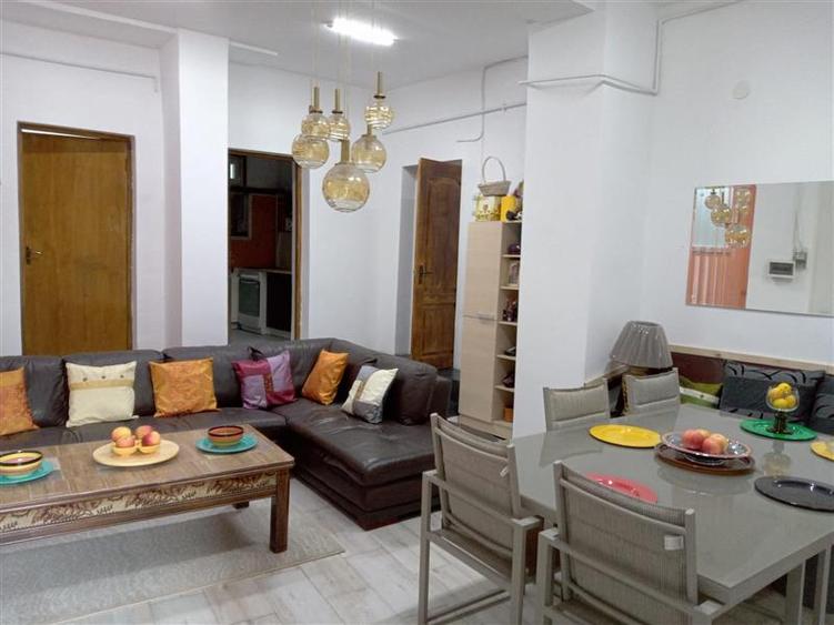 Apartament cu 5 camere semidecomandat, mobilat în Dacia