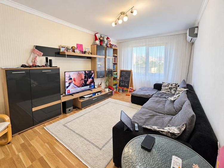 Apartament cu 3 camere decomandat în Dristor