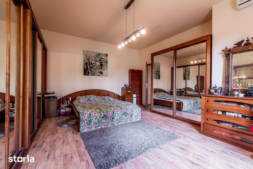 Casă cu 10 camere cu Teren 457 Mp în Central