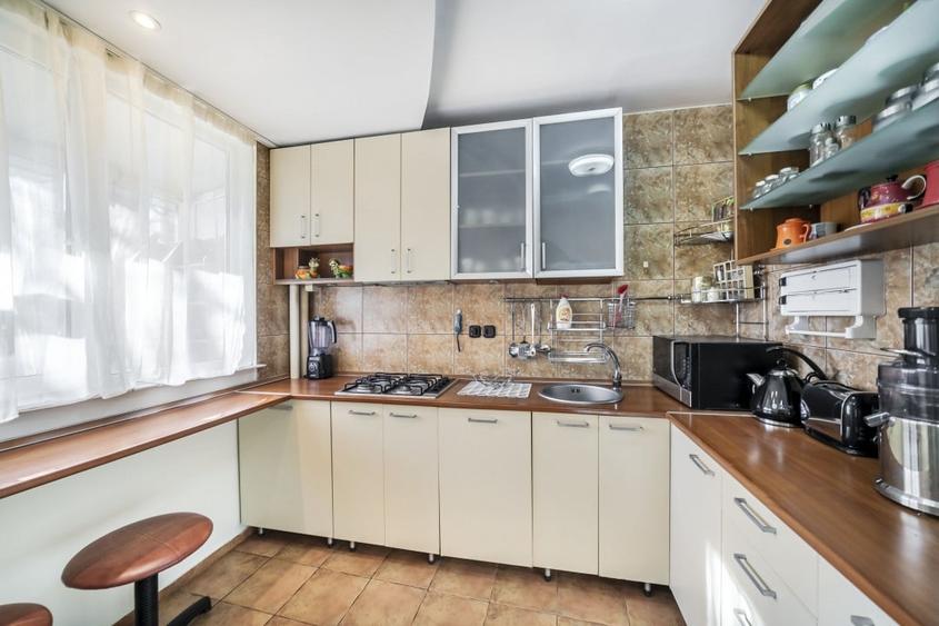Apartament cu 2 camere semidecomandat, mobilat în 1 Mai