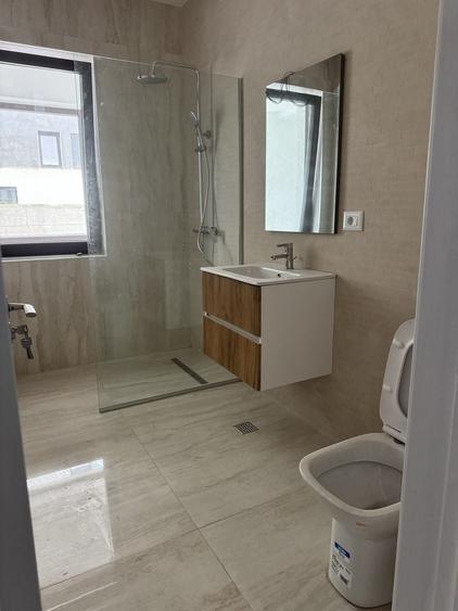 Apartament cu 3 camere semidecomandat în Ostroveni