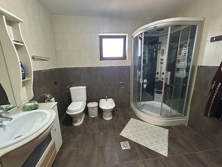 Casă cu 4 camere cu Teren 1812 Mp în Central