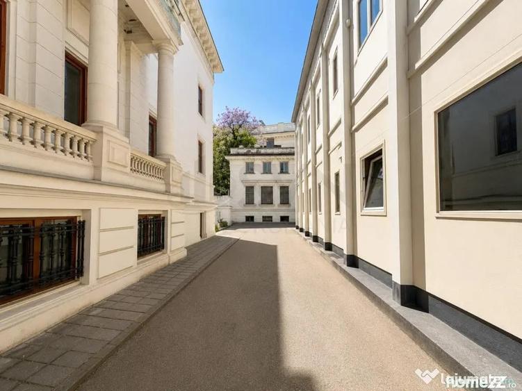 Casă cu 11 camere cu Teren 2100 Mp în Romană