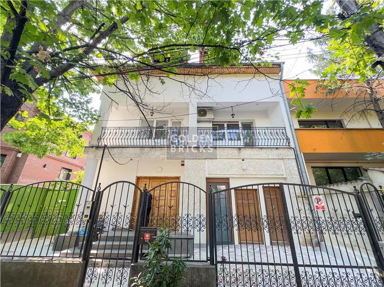 Casă individuală cu 11 camere cu Canalizare în P-ța Muncii