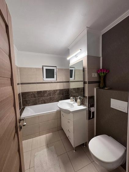 Apartament cu 3 camere decomandat în Rovine