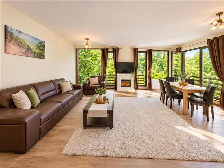 Apartament cu 3 camere decomandat, mobilat în Poiana Brașov