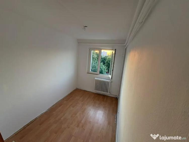 Apartament cu 3 camere semidecomandat în Dâmbu Pietros