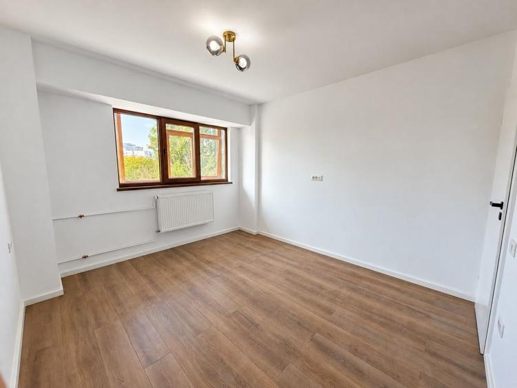Apartament cu 3 camere semidecomandat în Gorjului