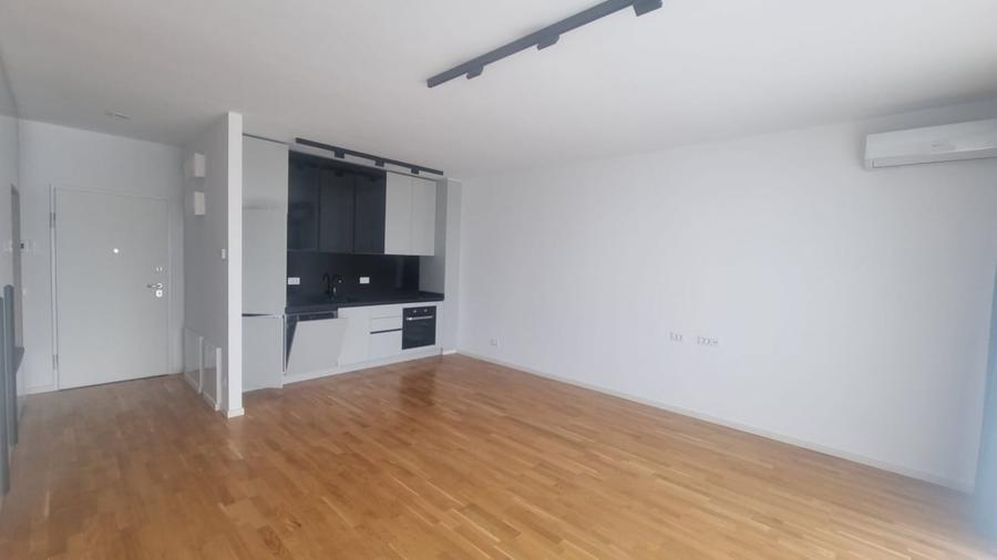 Apartament cu 4 camere decomandat în Băneasa