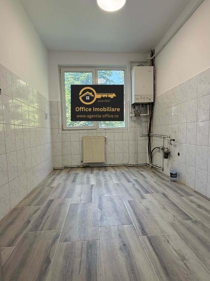 Apartament cu 3 camere semidecomandat în Săsar