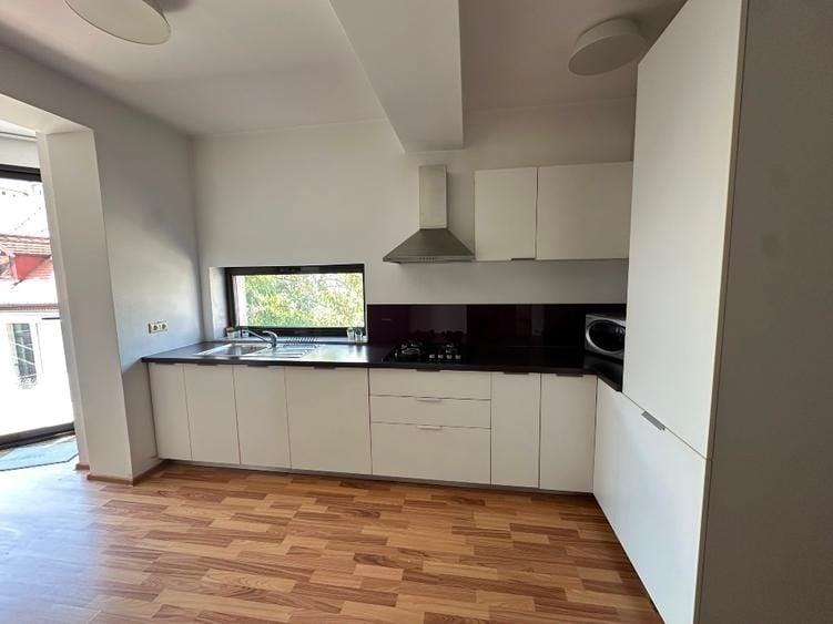 Apartament cu 3 camere semidecomandat, mobilat în P-ța Victoriei