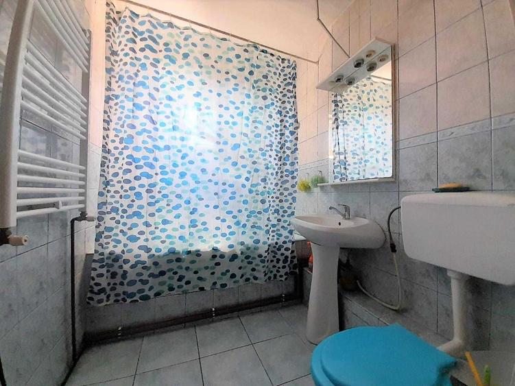 Apartament cu 3 camere decomandat în Păcii