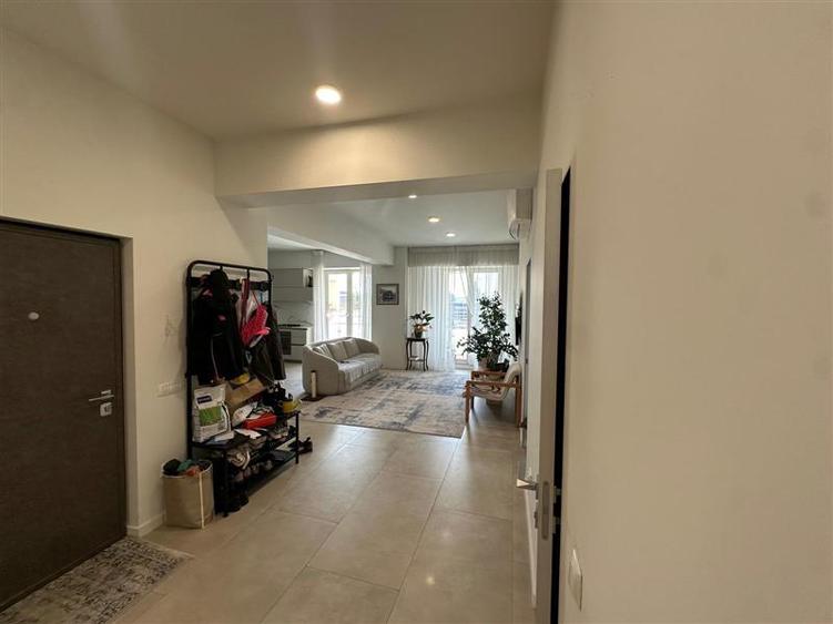 Apartament cu 4 camere decomandat, mobilat în Aeroport