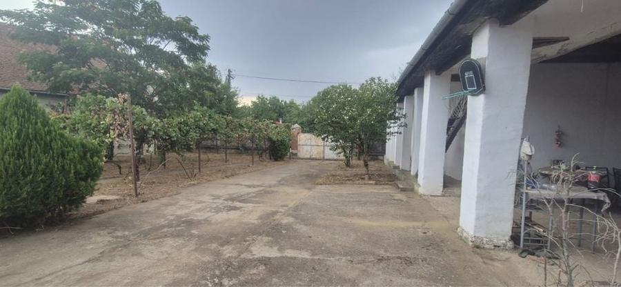Casă cu 4 camere în Sculia