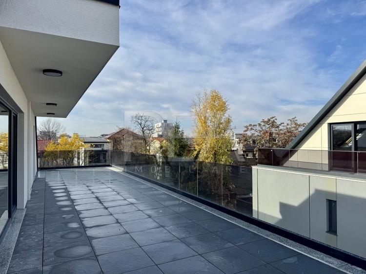 Apartament cu 3 camere semidecomandat în Matei Voievod