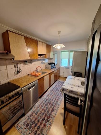 Apartament cu 3 camere semidecomandat, mobilat în Dacia