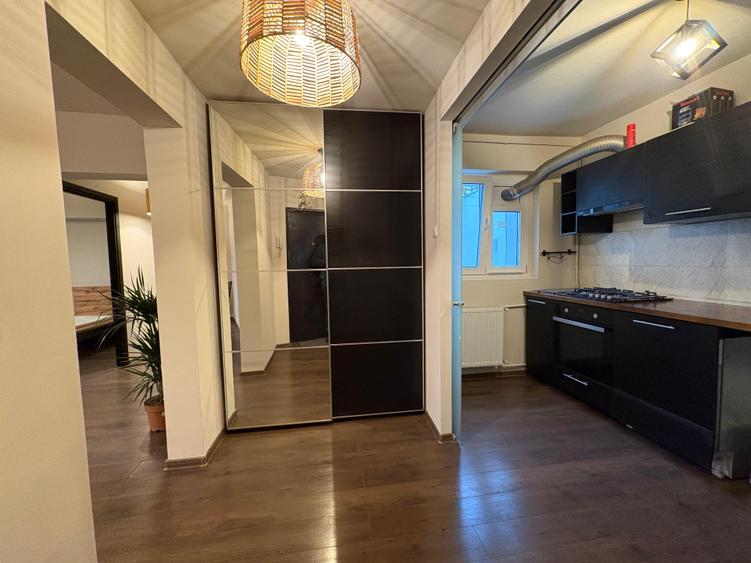 Apartament cu 3 camere semidecomandat în Tineretului