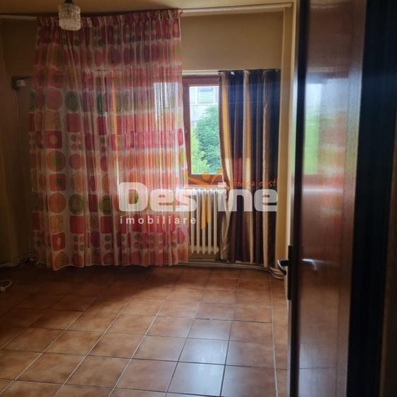 Apartament cu 3 camere semidecomandat în 5 Călărasi