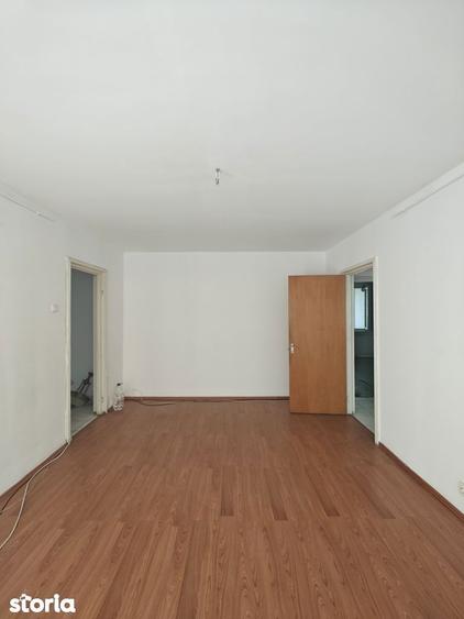 Apartament cu 3 camere semidecomandat în Drumul Taberei