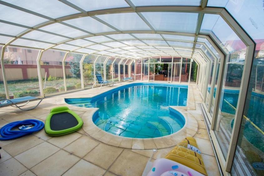 Casă individuală cu 4 camere cu Piscina în Bucov