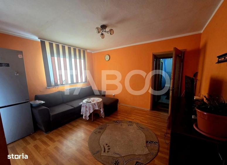 Apartament 3 camere semidecomandat etaj 3 zona 13 Decembrie 50 mpu - 1