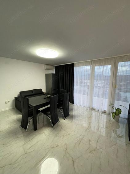 Apartament cu 3 camere decomandat în Piața Centrală