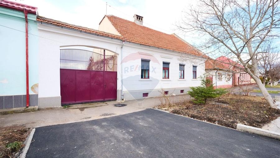 Casă cu 2 corpuri în Sânpetru | Singur în curte | 1025 mp teren - 1