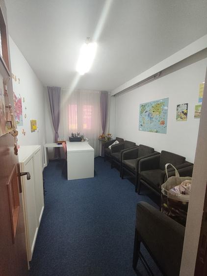 Apartament cu 4 camere semidecomandat în Tei